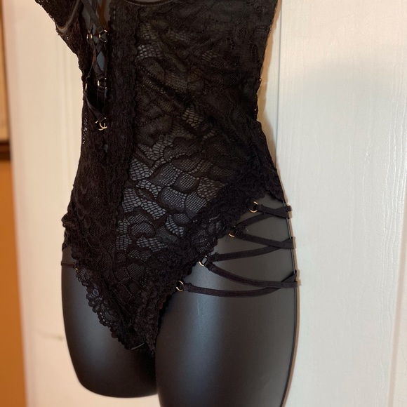 “FREDERICK’S OF HOLLYWOOD” Strappy Lace Teddy - Picture 8 of 16